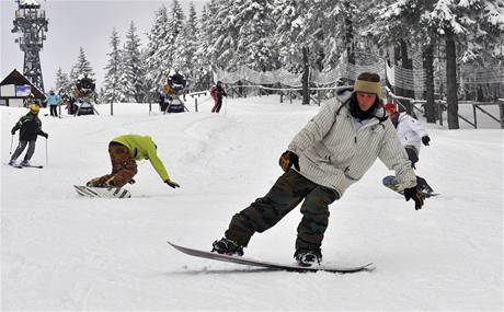 Snowboardisté a lyai si na sjezdovce asto pekáejí - ilustraníé foto.